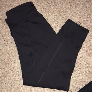 Black athletic cropped leggings